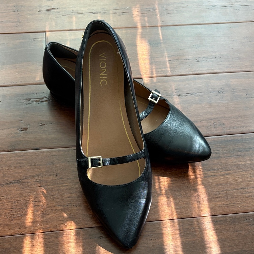 EUC Vionic Black Delilah Adjustable Mary Jane Pointed Toe Flat 10